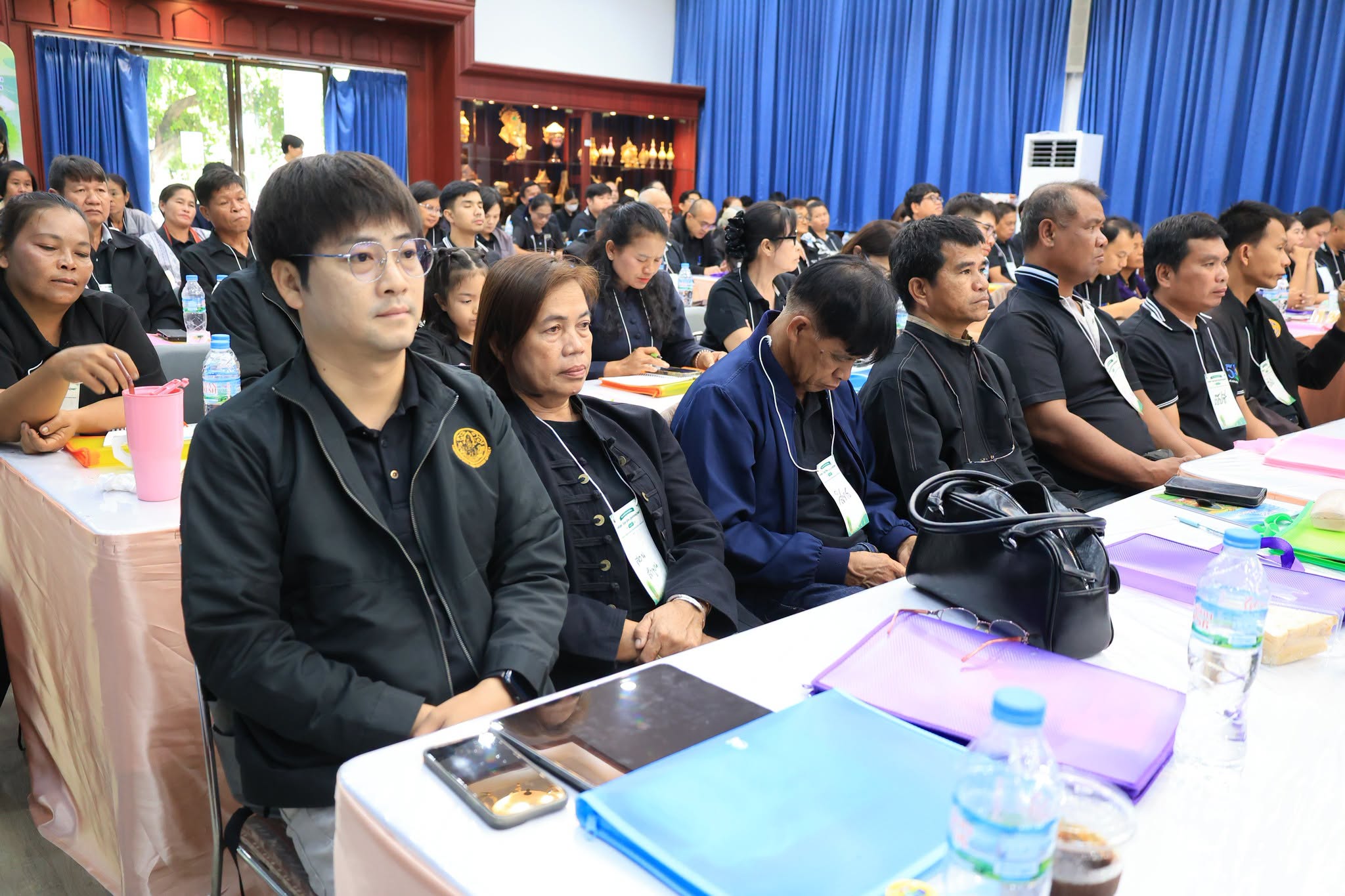 title - ปฏิรูปที่ดินจังหวัดเพชรบุรี มอบหมายให้ นายเศรษฐพงษ์ ผ่องศรี เจ้าหน้าที่ปฏิรูปที่ดิน พร้อมด้วย เกษตรกรในพื้นที่เขตปฏิรูปที่ดิน อำเภอเขาย้อย ร่วมโครงการฝึกอบรมเชิงปฏิบัติการ หลักสูตร “รู้ปลูก รู้รักษา รู้คุณค่าของหญ้าแฝก” ระยะที่ 2 ภายใต้โครงการพัฒนาและรณรงค์การใช้หญ้าแฝกอันเนื่องมาจากพระราชดำริ ประจำปีงบประมาณ พ.ศ. 2569